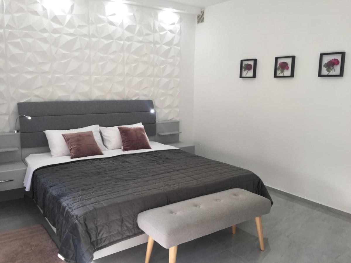 Apartman Sonas 2 With Free Private Parking Карловаць Екстер'єр фото