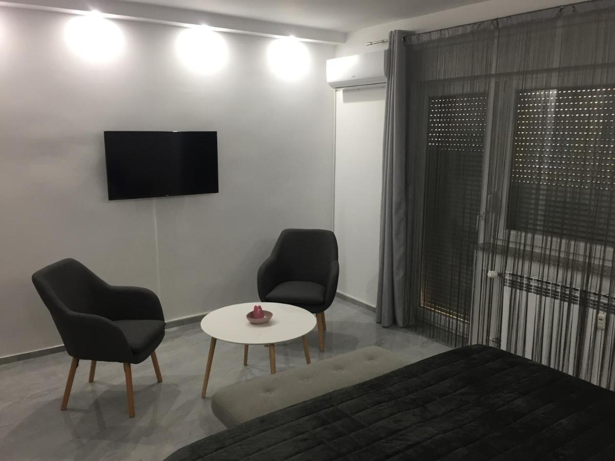 Apartman Sonas 2 With Free Private Parking Карловаць Екстер'єр фото